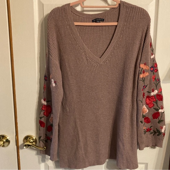 AEO women’s size medium V-neck sweater with floral embroidered long sleeves - Picture 2 of 7
